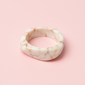 Anillo mármol blanco fondo rosa