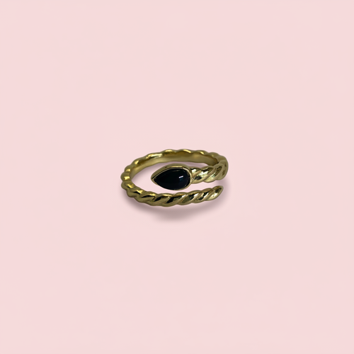 Anillo trenzado dorado con ónix
