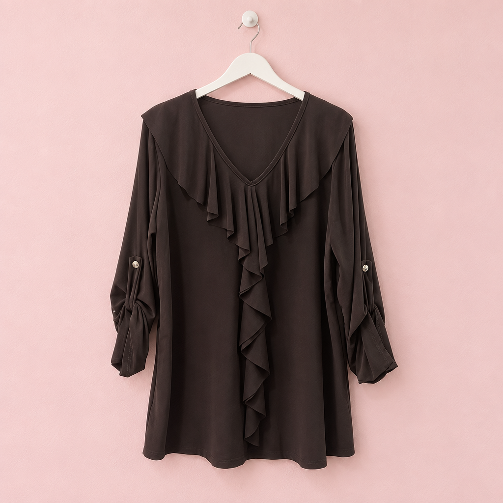 Blusa Julieta marrón colgada en percha blanca sobre fondo rosa