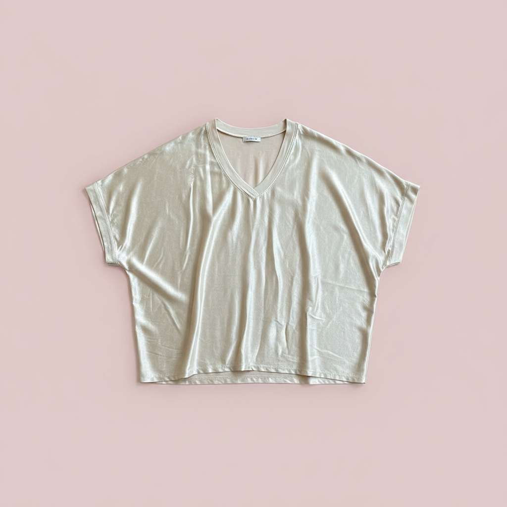 Blusa satén producto solo fondo rosa