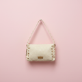 Bolso raffia crema studs fondo rosa