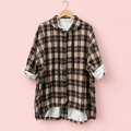 Camisa de cuadros sobre fondo rosa