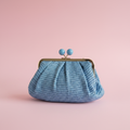 Clutch Vintage Azul fondo rosa