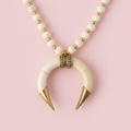 Collar cuerno detalle