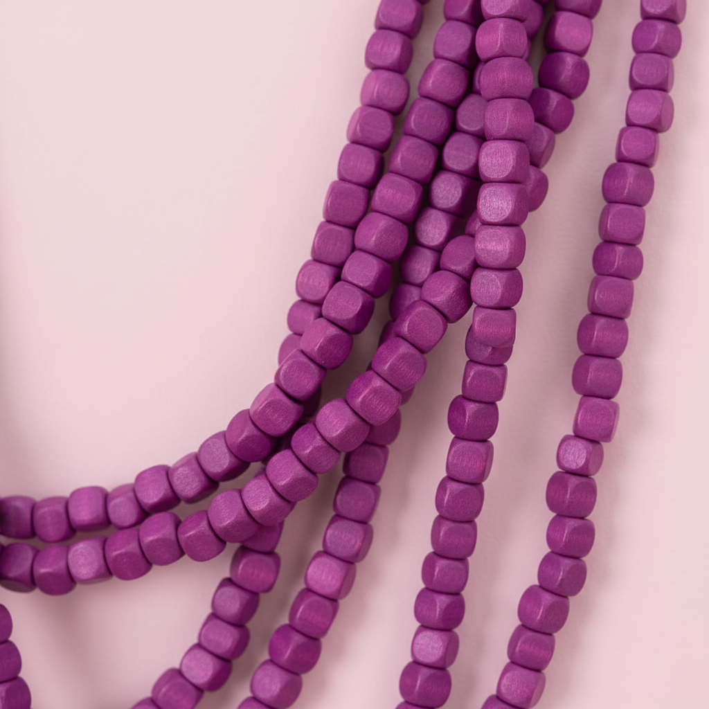 Collar multicapa morado detalle
