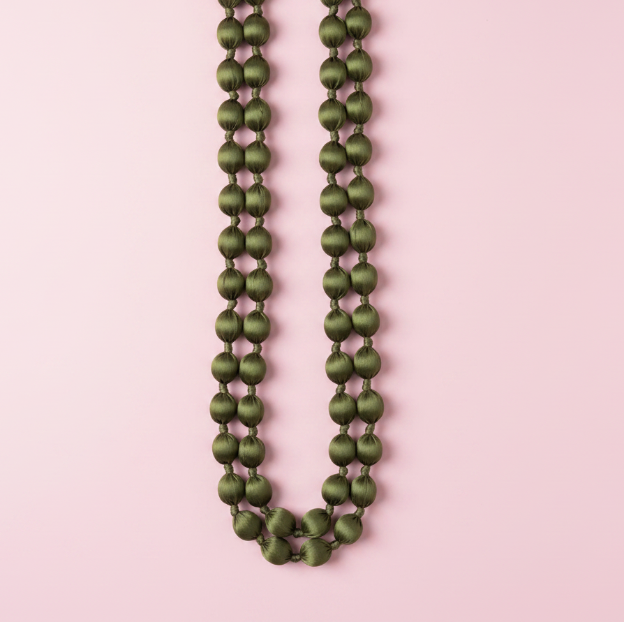 Collar Satén Verde Oliva largo vertical