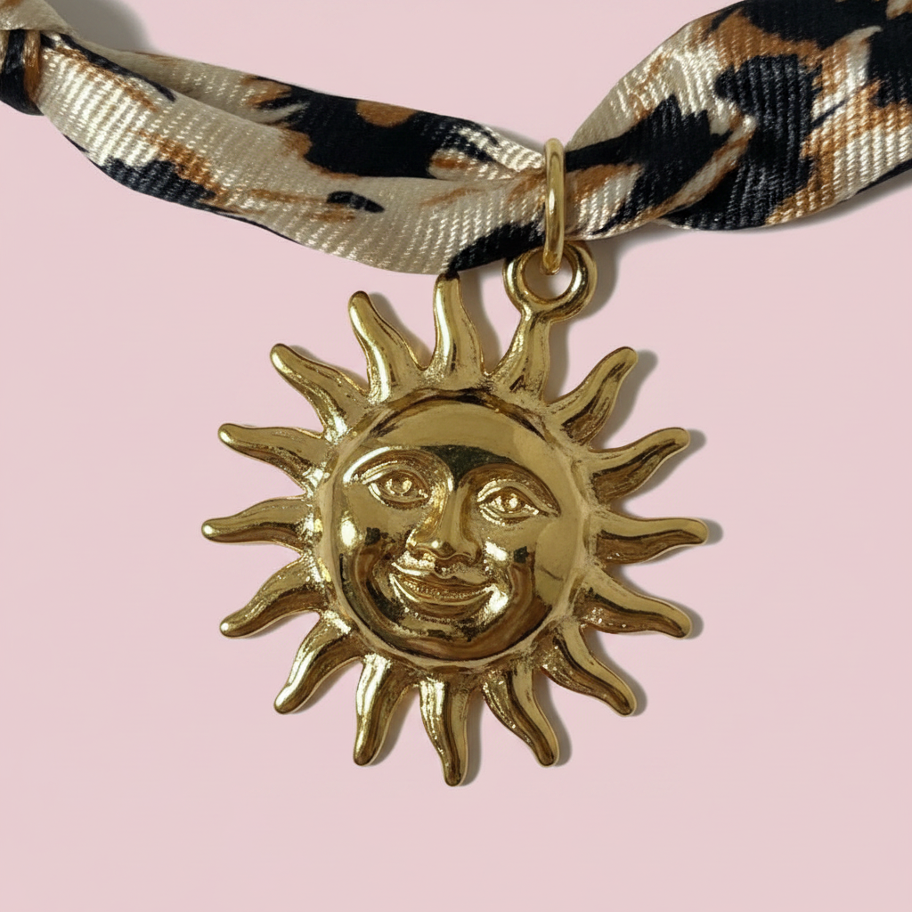 Collar sol leopardo detalle