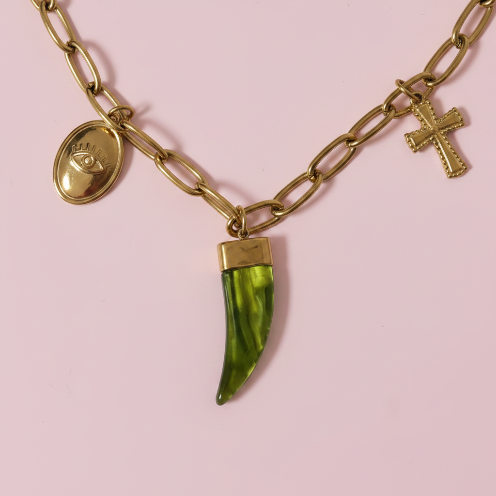 Detalle collar charms amuleto