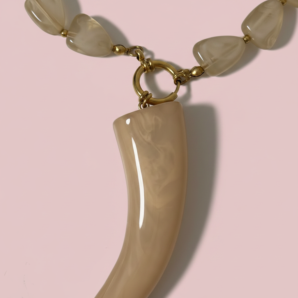 Detalle collar colmillo