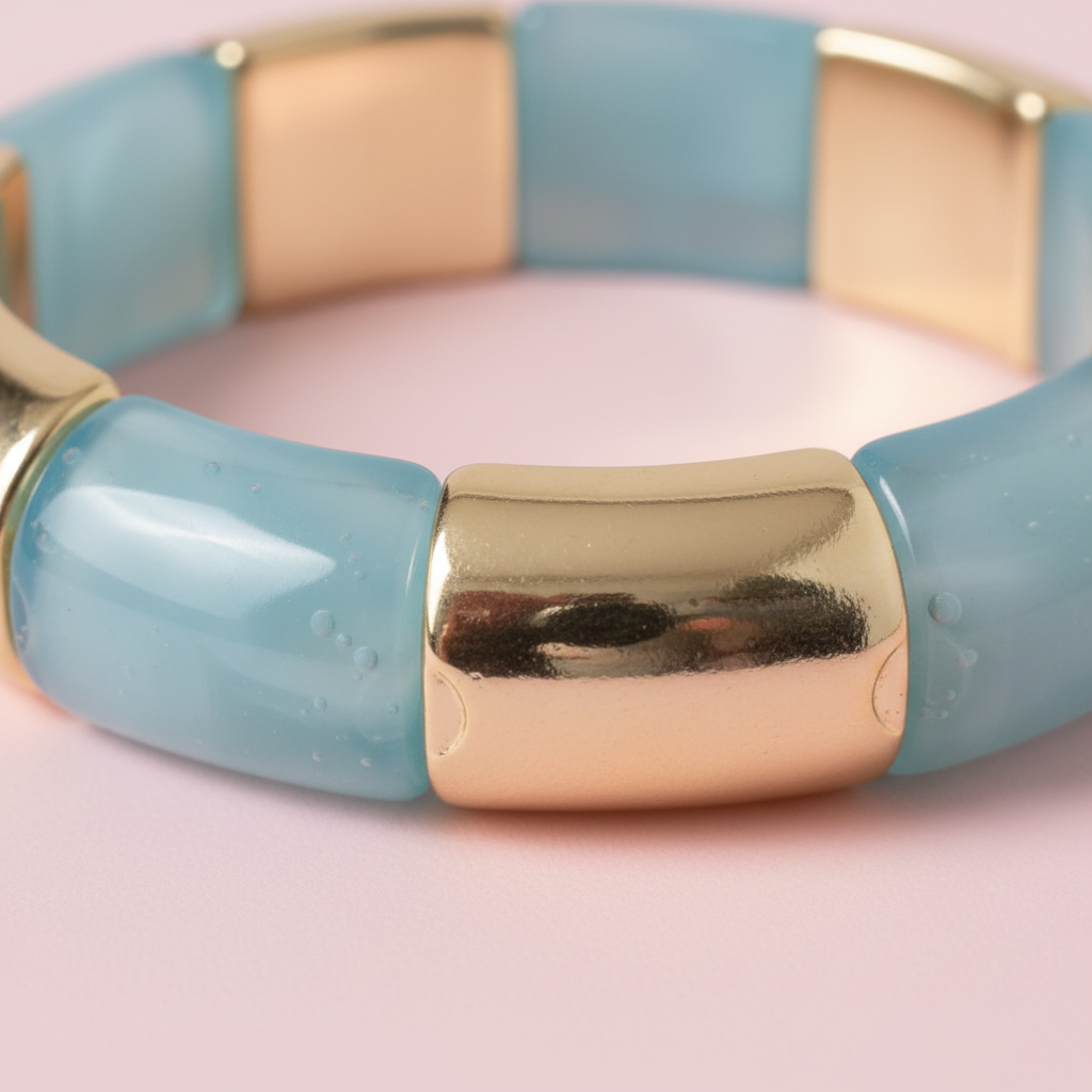 Detalle pulsera celeste dorada