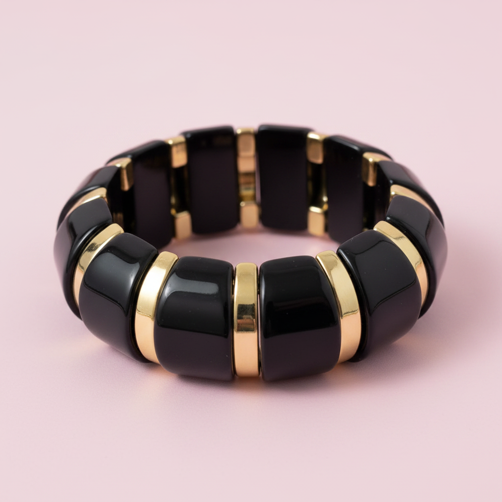 Detalle pulsera negro dorada
