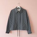 Foto de producto de la chaqueta de cuadros en percha blanca sobre fondo rosa pastel