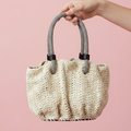 Mano con bolso completo