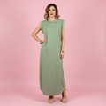 Modelo Ana vestido verde fondo rosa