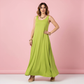 Modelo Ana vestido verde lima fondo rosa