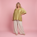 Modelo Paqui blusa amarillo dorado verdoso fondo rosa
