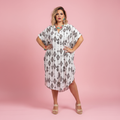 Modelo Paqui vestido étnico fondo rosa