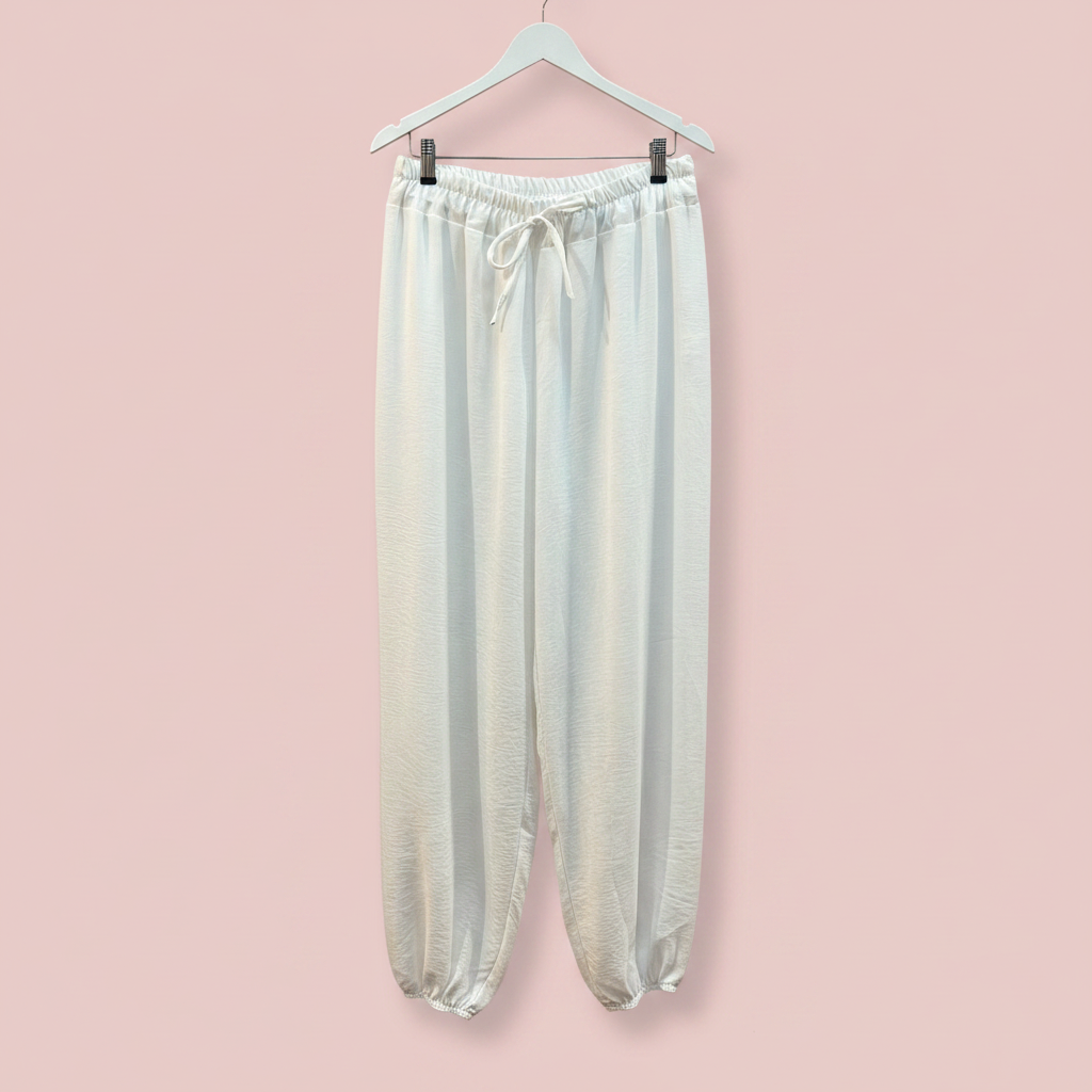 Pantalón bombacho blanco percha madera blanca