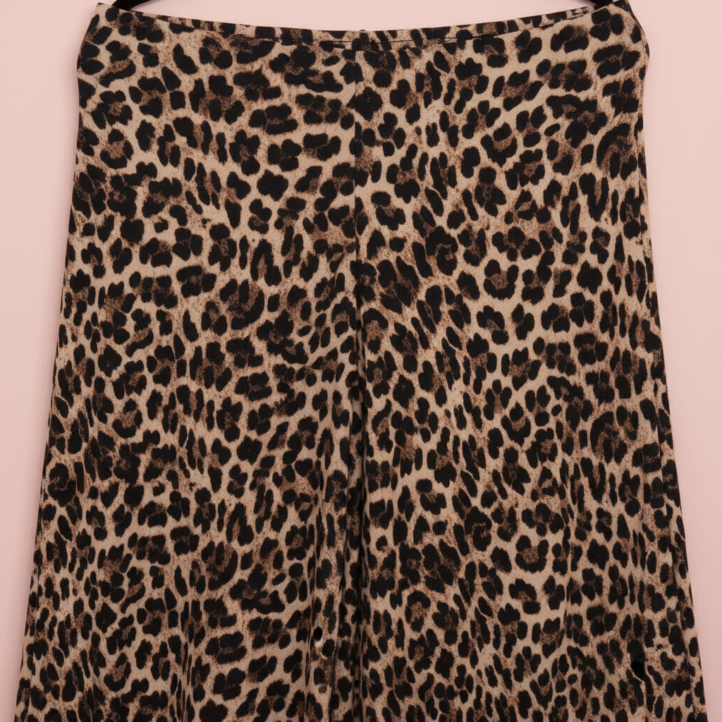 Pantalón leopardo detalle