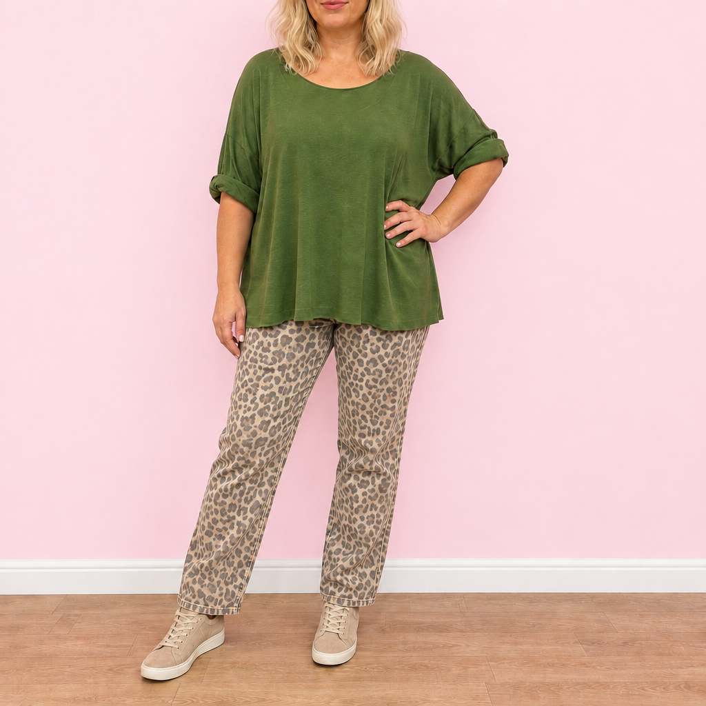 Paqui con Jersey Eloísa y vaqueros de leopardo beige