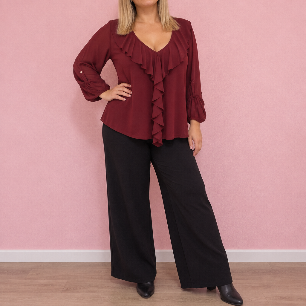 Paqui con la blusa Julieta burdeos y pantalón de otoño