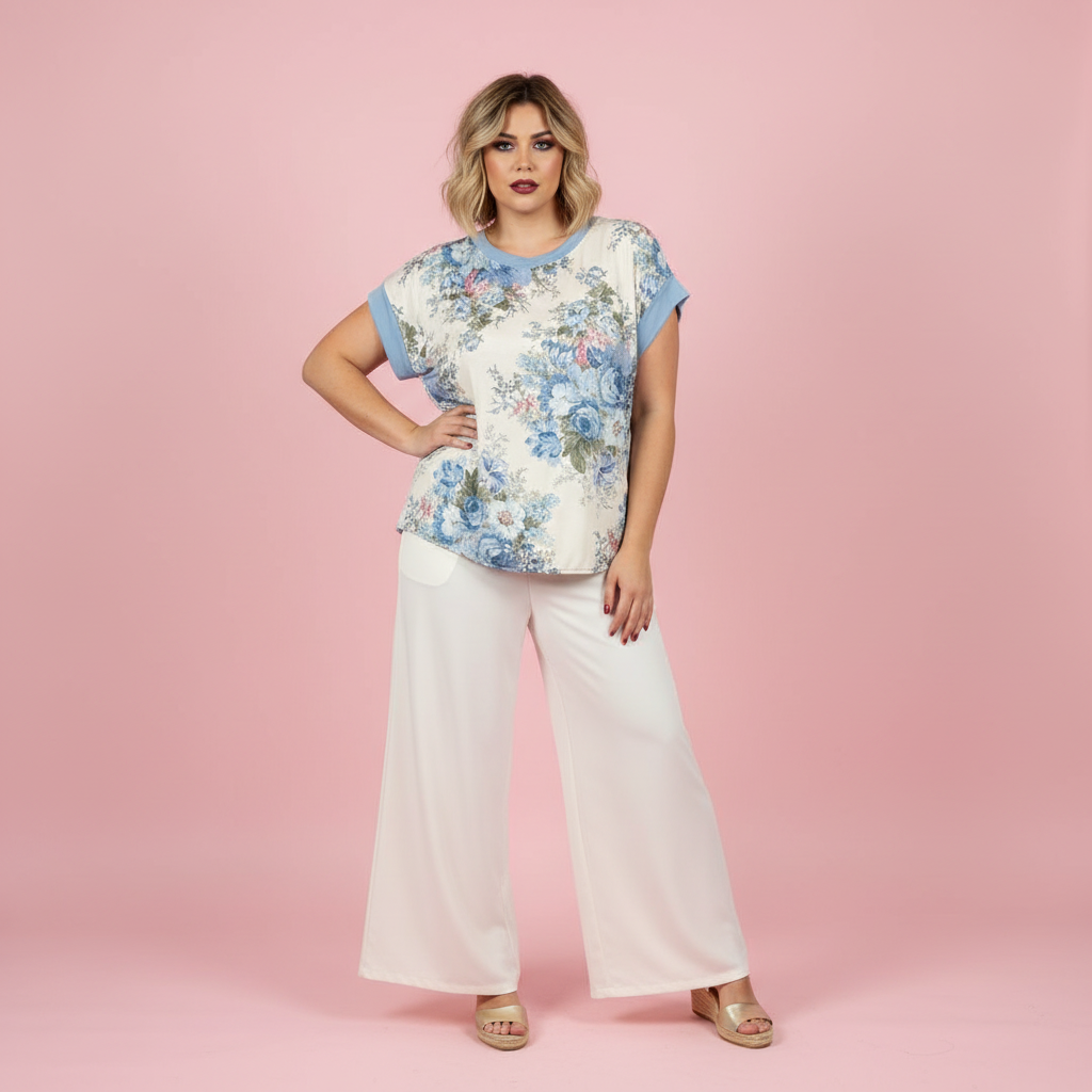Paqui fondo rosa continuo - camiseta floral con pantalón marfil y espartos doradas