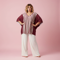 Poncho Rioja modelo Paqui fondo rosa
