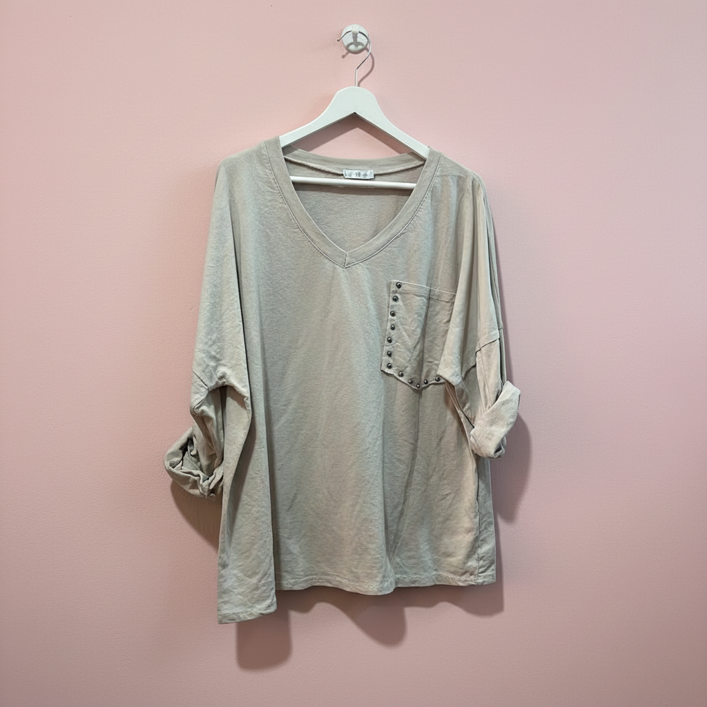 Top Beige Bolsillo Tachuelas Fondo Rosa