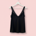 Top Élite negro percha blanca