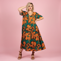 Vestido Trópico - Modelo Paqui fondo rosa