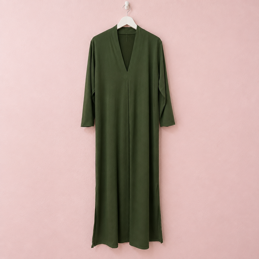 Vestido verde oliva en percha sobre fondo rosa